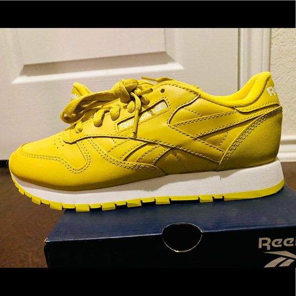 Reebok Shoes - NEVER WORN Yellow Reebok classics
